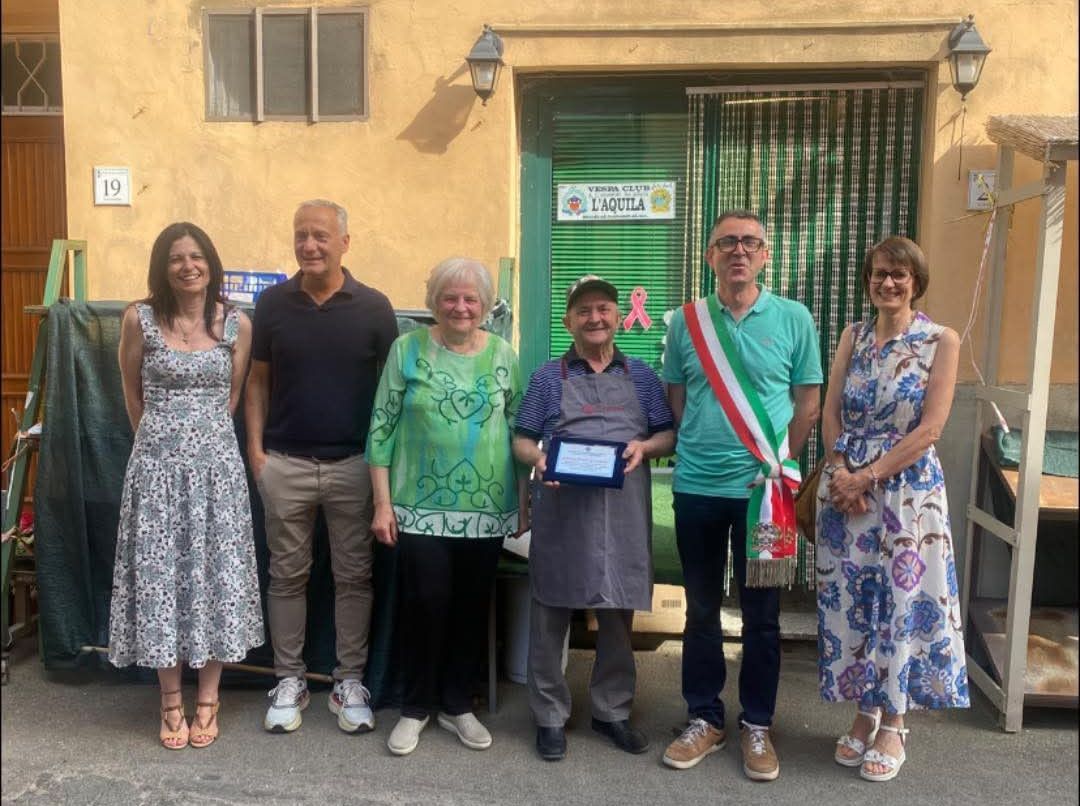 GIOVANNINO, CUSTODE DEL COMMERCIO DI VICINATO ORTOLANO DA 74 ANNI, A LATERINA (AR)