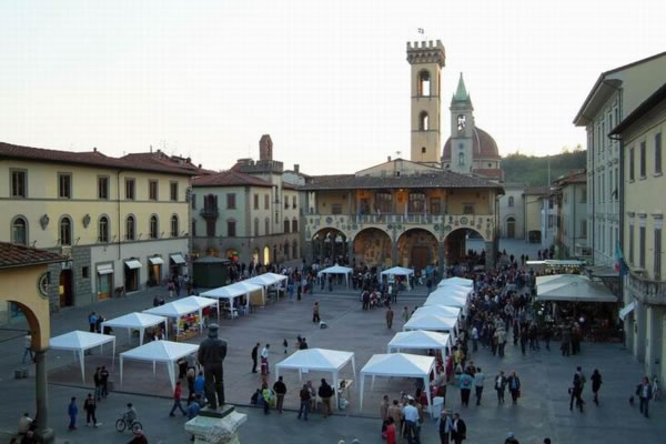 Apertura domenicale dei negozi a San Giovanni Valdarno.
